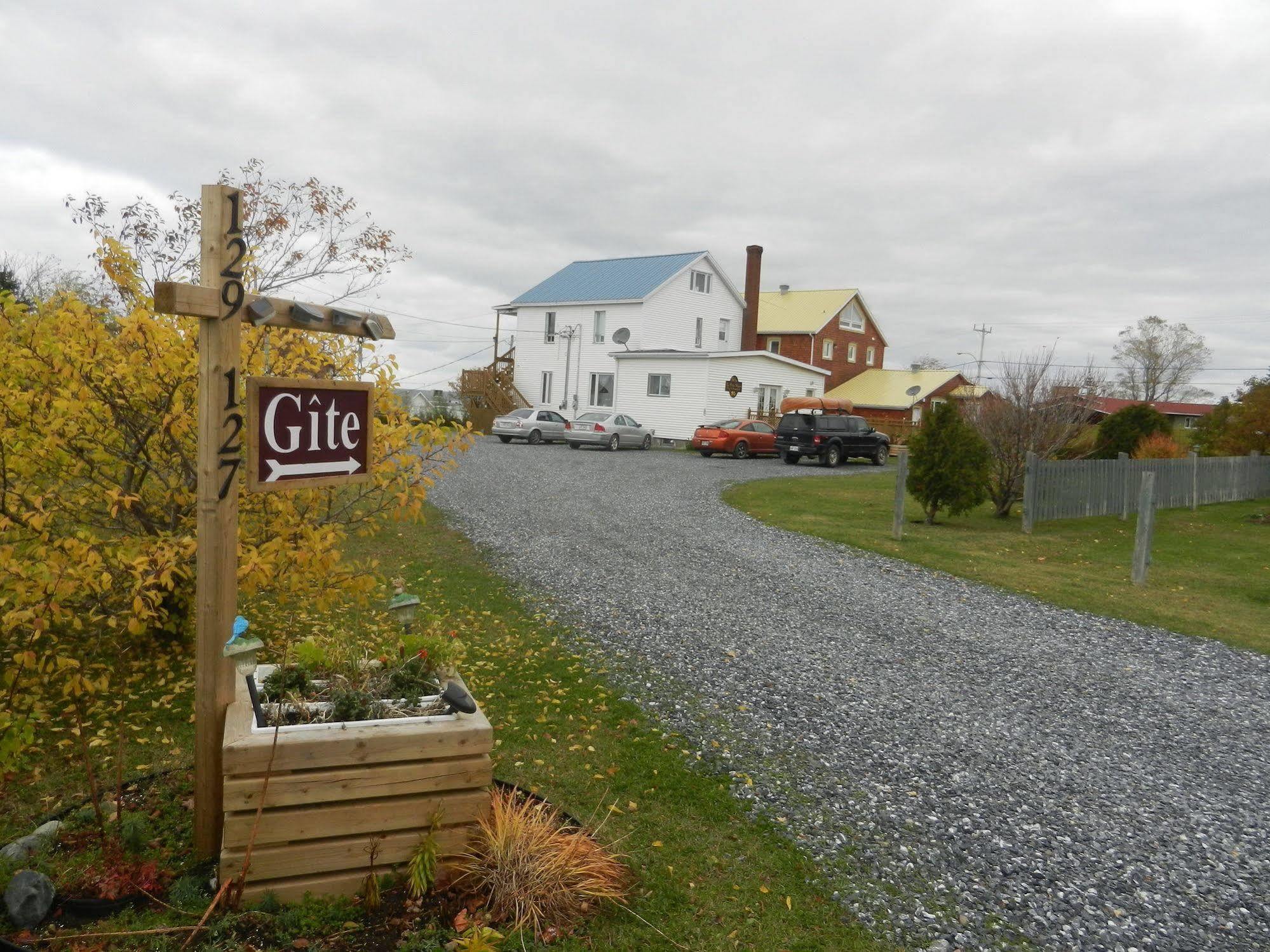 Gite La Ptite Falaise Hebergement Touristique Sainte Anne-des-Chênes Eksteriør billede